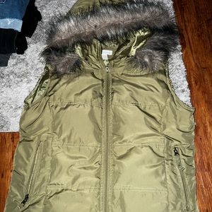 💥2/$10 Maurice Large olive puffy vest with furry hood.